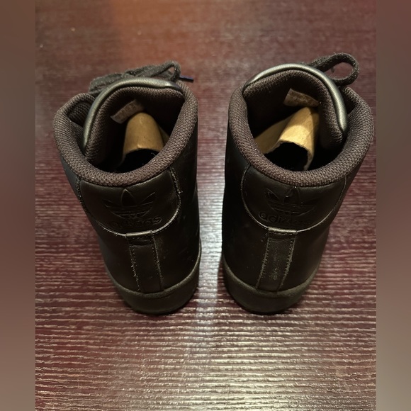 Adiddas men’s all black shell toe sneaker - Picture 4 of 6